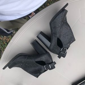 Zipper peep-toe high heeled booties